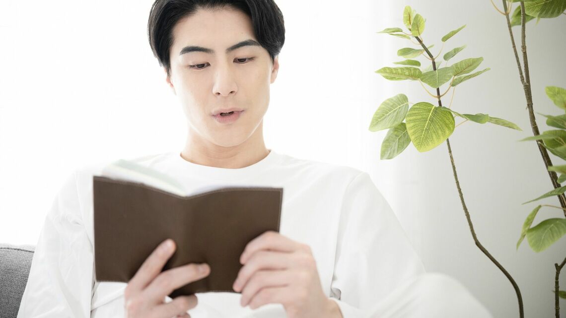 読書をする人物