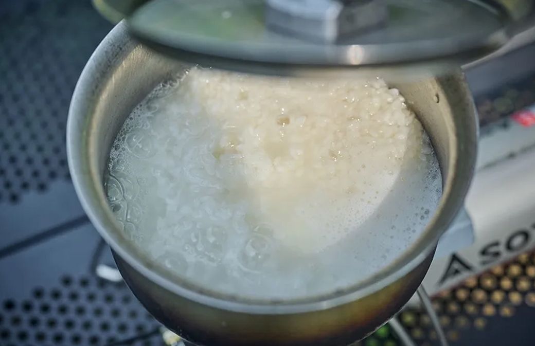 沸いてくると湯気ですぐにわかるはず（写真：後藤武久）