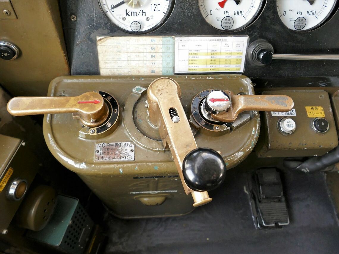 主幹制御器（マスコン）は1974年製（記者撮影）