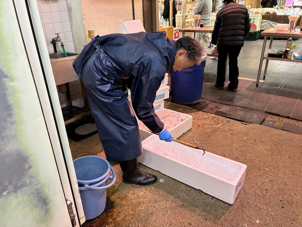 氷を敷き詰め、冷蔵配送の準備をする丸山さん（写真：筆者撮影）