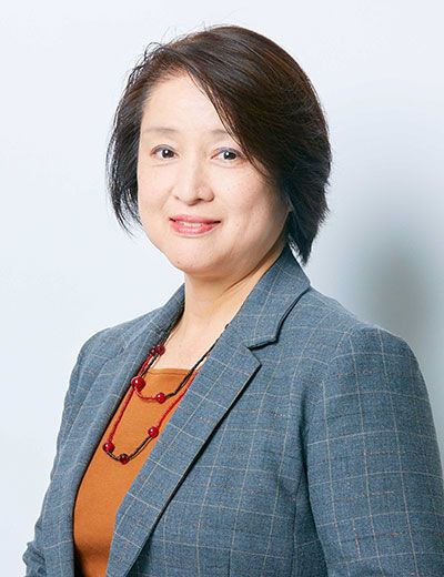 善積康子（よしづみ・やすこ）三菱UFJリサーチ&コンサルティング 研究開発第1部（大阪） 主席研究員学校教育・学校の働き方改革支援をはじめ、福祉政策（高齢者、障害者、児童等全般）、住宅政策、地域振興、活性化、市民協働まちづくり支援など幅広い分野を専門とする。業務改善や教頭・副校長向け研修などの講演実績多数。 文部科学省中央教育審議会の学校における働き方改革特別部会の委員も務めた経験を持つ（写真：三菱UFJリサーチ&コンサルティング提供）