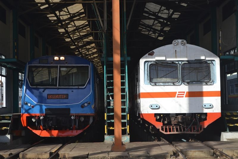 インドネシア初の国産電車として日本車両の技術支援によりINKAで2001年に製造された「KRLI」（左）とODA円借款にて1976年から導入された「Rheostatik」（右）。どちらも日本製中古車両に置き換える形で廃車済み（筆者撮影）