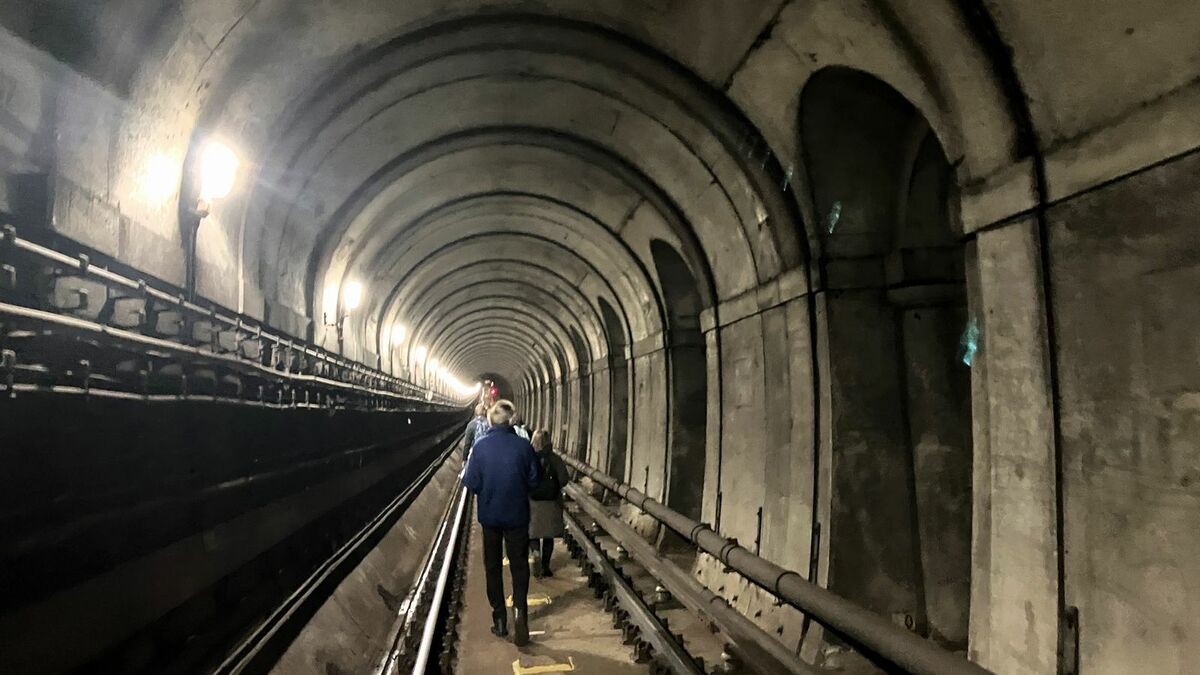 築180年､英で現役｢川底の鉄道トンネル｣の秘密 列車運休し徒歩見学会､SL時代の面影も残る | 海外 | 東洋経済オンライン