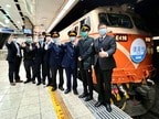 台北駅にて復興号を見送る台鉄職員