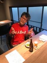 2024年10月1日、「酒と肴 おたぬ。」の1人目の客になった涌井さん。「17時オープンと同時に扉が開く。女性スタッフお二人が出迎えてくださる。『一番目のお客さま、お待ちしておりました』」（ブログより）（写真：涌井さん提供）