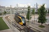 宇都宮東口停留場を発車すると急カーブを通って鬼怒通りに向かう（筆者撮影）