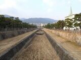 芦屋川と六甲山系（筆者撮影）