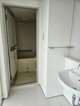 ２階の北側に洗面台と浴室の水回りが配置されている。トイレは廊下を挟んだ反対側にある（写真：筆者撮影）