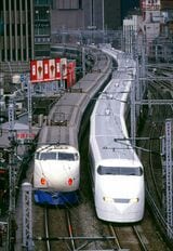 300系と並ぶ0系。新幹線の世代交代を示す1コマ（撮影：南正時）