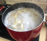 大鍋ですいとんをゆでる。4人の子どもたちは小麦粉1キロ分をあっという間に食べる（写真：シュウゴさん提供）