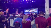 最重要州のトランプ集会で過ごした不思議な時間 感極まり涙する支持者､｢音楽祭｣のような一体感