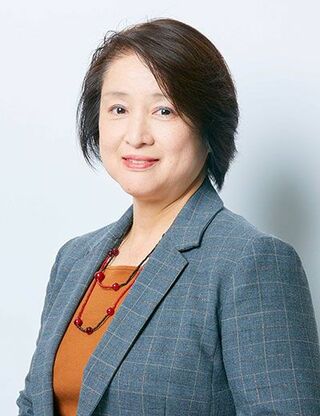 善積康子（よしづみ・やすこ）三菱UFJリサーチ&コンサルティング 研究開発第1部（大阪） 主席研究員学校教育・学校の働き方改革支援をはじめ、福祉政策（高齢者、障害者、児童等全般）、住宅政策、地域振興、活性化、市民協働まちづくり支援など幅広い分野を専門とする。業務改善や教頭・副校長向け研修などの講演実績多数。 文部科学省中央教育審議会の学校における働き方改革特別部会の委員も務めた経験を持つ（写真：三菱UFJリサーチ&コンサルティング提供）
