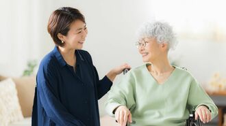 高齢者と介護する家族のイメージ