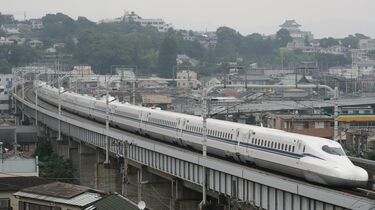 試運転用「N700S」は営業運転に使わないのか 現行「N700系」には客を 試運転用「N700S」は営業運転に使わないのか 現行「N700系」には客を