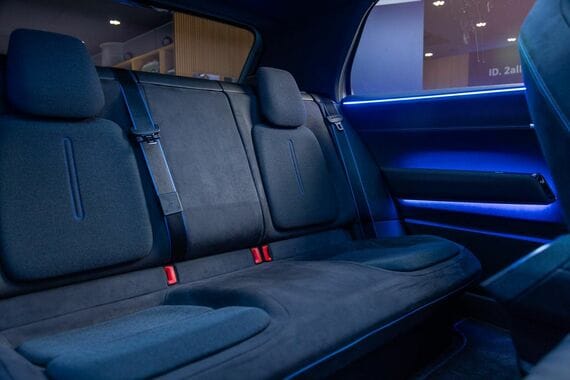 後席は広さもさることながら、クッションを後から貼り付けたような個性的なデザインも特徴（写真：Volkswagen AG）