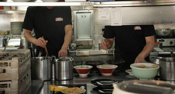 キッチンのスタッフの様子