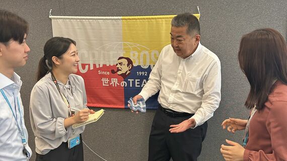 若手社員に話をする嶋村さん