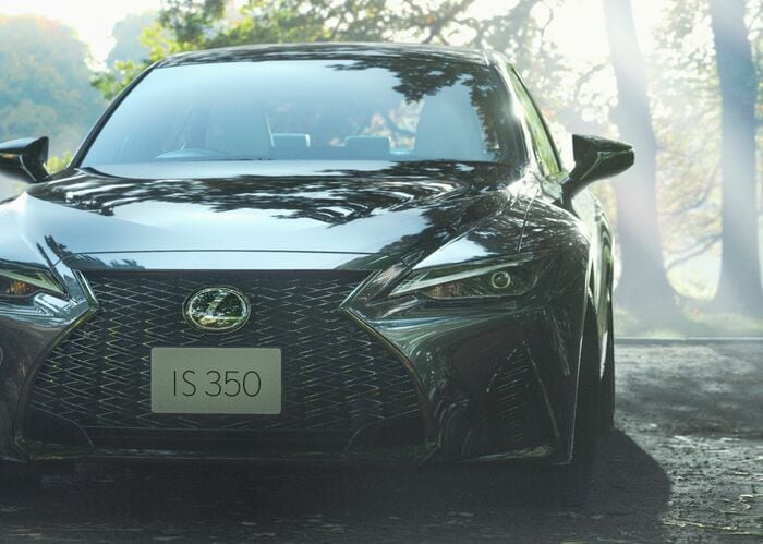 IS300h“version L”（ソニッククロム）