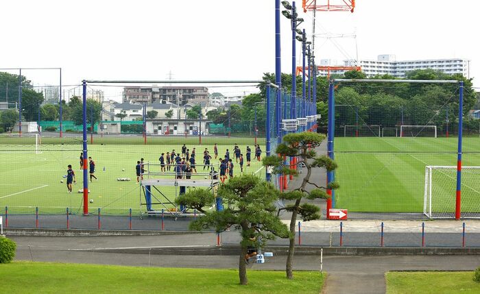 向かって左がU18、右がトップチームのグラウンド