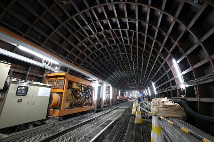 トンネル内にはさまざまな機器が置かれている