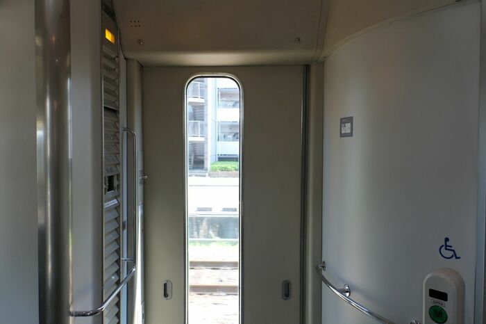 車いす対応席のある車両の乗降扉はプラグ式