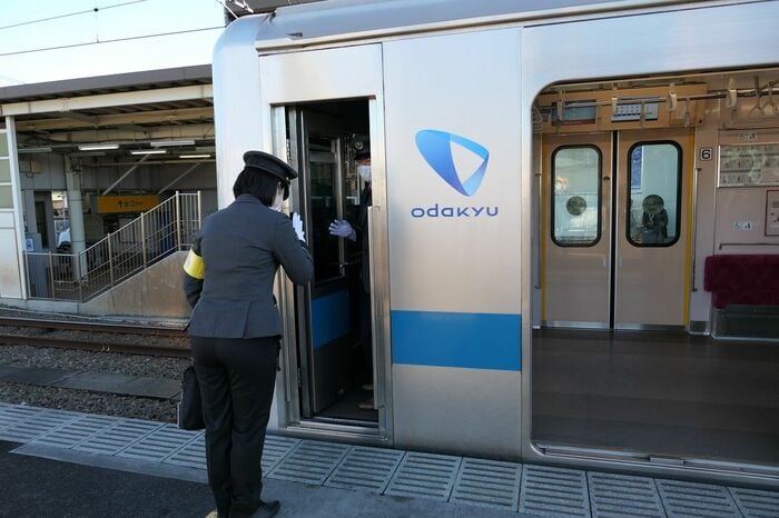 上り列車の乗務員室に乗り込む