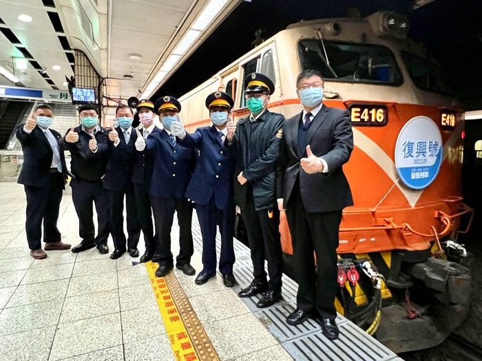 台北駅にて復興号を見送る台鉄職員