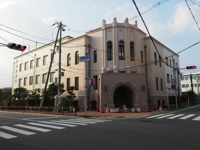 駅北側にある芦屋警察署