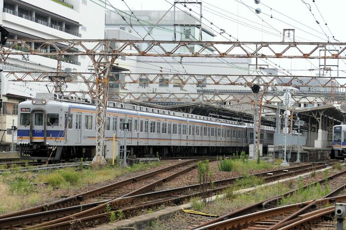 和歌山市駅を出発する特急サザン。なんば行きは