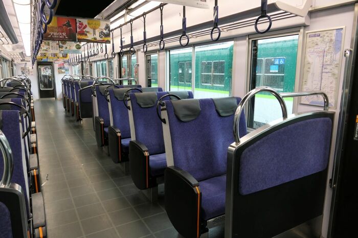 車内の通路は広め