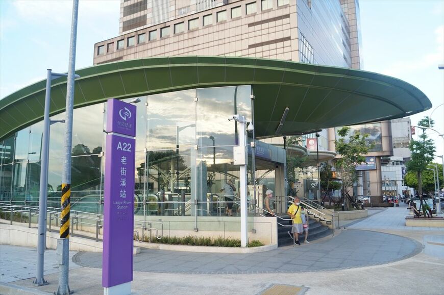 開業した新駅、老街渓の出入り口。近くに流れる川の生態系がモチーフだ（筆者撮影）