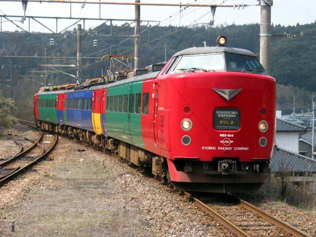 ＜JR＞カラフルな「ハウステンボス編成」の485系で運転される「きりしま」（撮影：南正時）