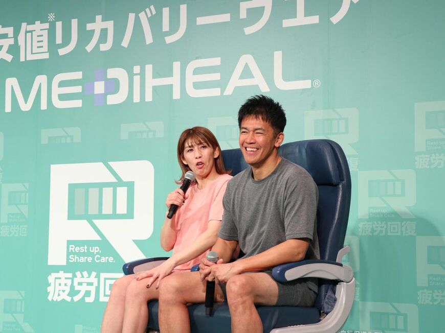 吉田沙保里さんと武井壮さん。「霊長類最強女子」の吉田さんが武井さんに高速タックルする場面も（筆者撮影）