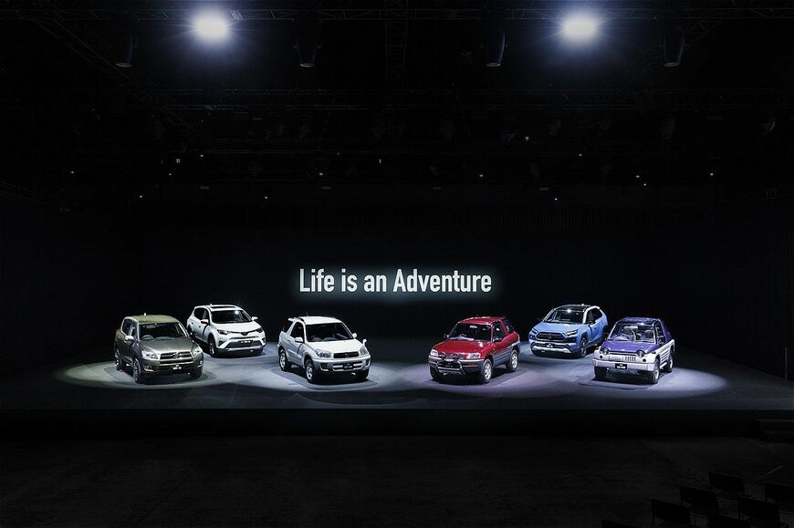トヨタの歴代「RAV4」（写真：トヨタ自動車）