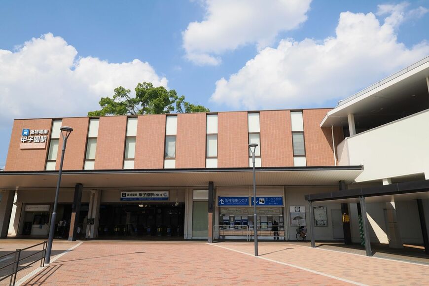 阪神甲子園球場に近い甲子園駅の西口。駅舎を貫く形の大きなクスノキは開業前からここにある（撮影：伊原薫）