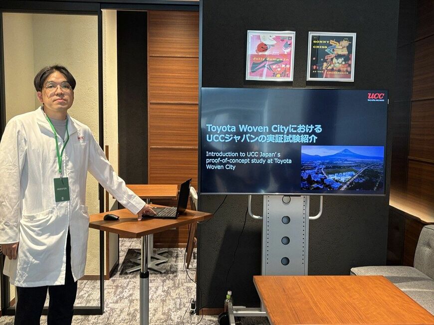 UCCジャパンは、コーヒーを飲む様子を撮影してAI解析し、コーヒーの香りや味わいなどが集中力や作業効率に与える影響を分析する（写真：桃田健史）