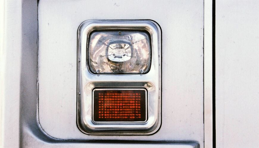 リニューアル前のライト。四角い前照灯と尾灯が縦に並ぶ（写真：東武鉄道）