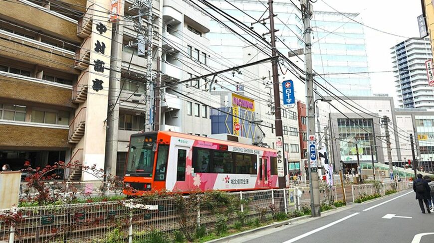 100年以上走り続けてきた都電は大塚のシンボル。初めて見る1両編成の電車に、息子も興味津々な様子この記事の画像を見る(◯枚)