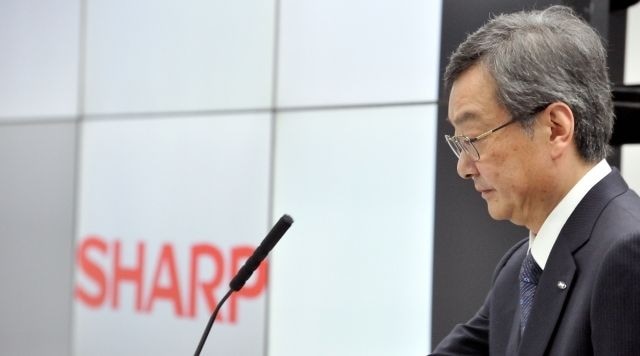 10月31日、第2四半期決算を発表するシャープの高橋興三社長