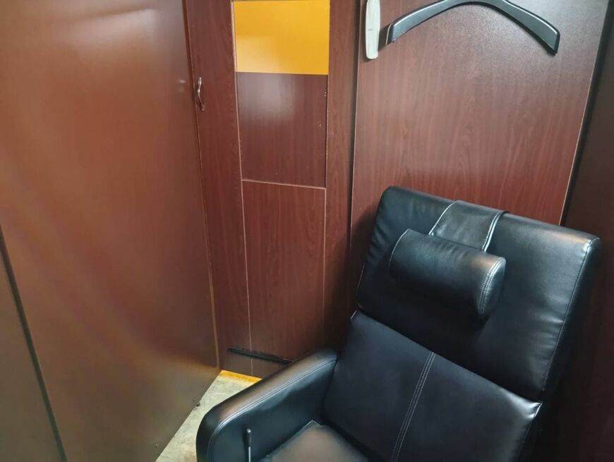 ブース席は完全鍵付個室と異なり「板」で仕切られていた（著者撮影）