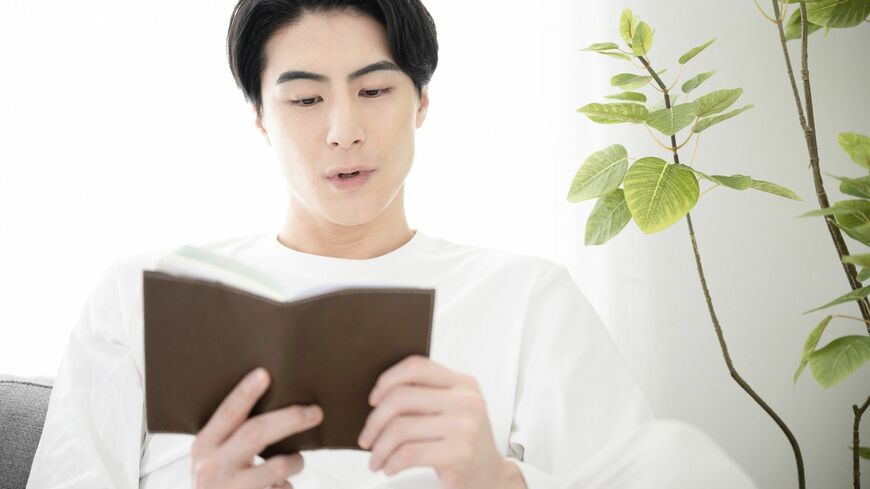 読書をする人物