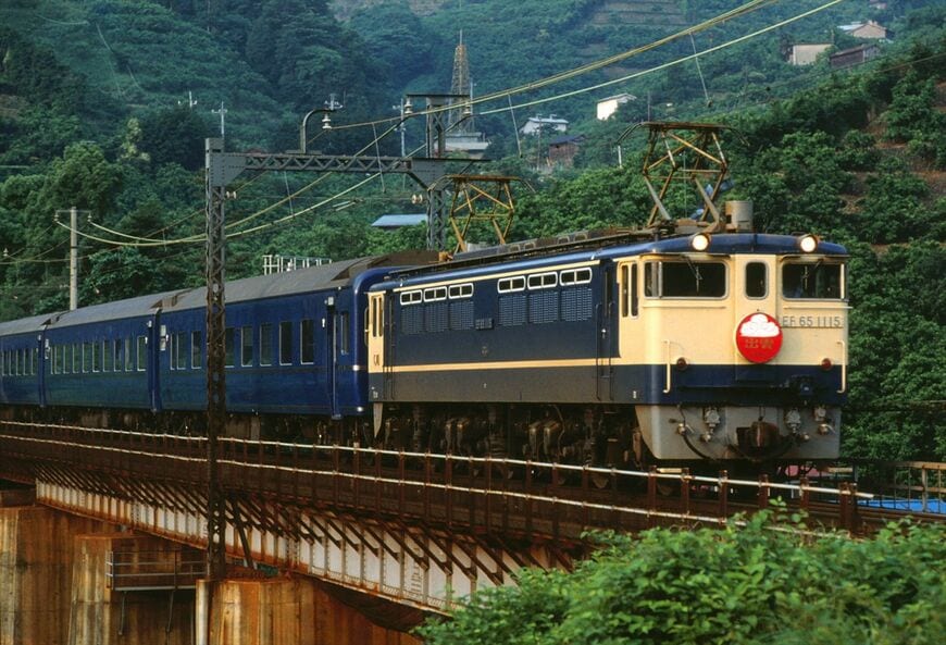 EF65形1000番台が牽引する「出雲」。赤いヘッドマークでブルトレブーム当時人気が高かった（撮影：南正時）