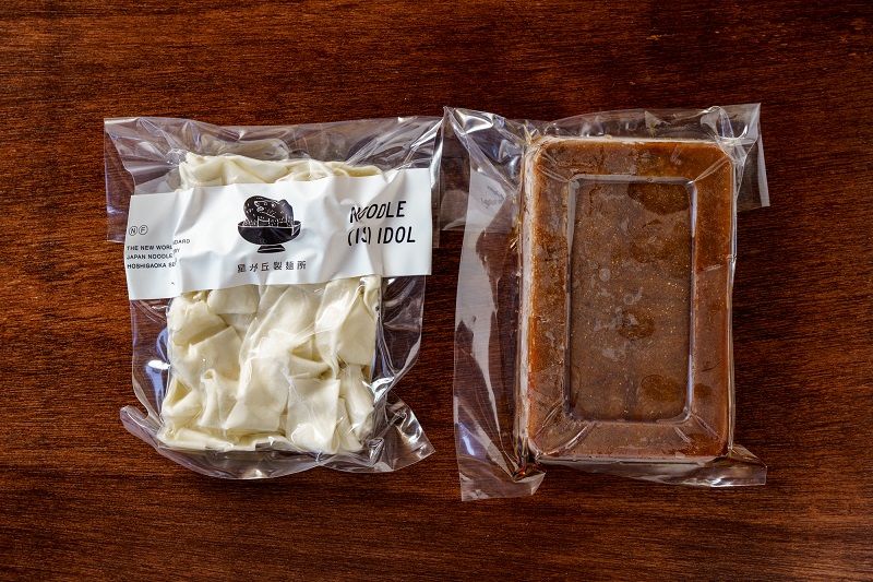 テイクアウト用の冷凍きしめん（250円）と味噌つゆ（300円）。たまり醤油ベースの赤つゆと白醤油を使った白つゆは各250円（筆者撮影）