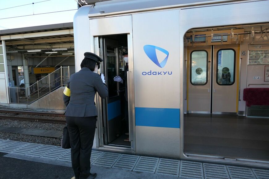 上り列車の乗務員室に乗り込む（記者撮影）