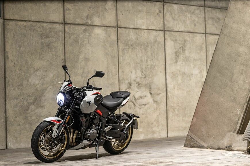 都会の雰囲気にも溶け込むスタイリッシュで機能的なデザイン。セパレートシートもトライデント800専用デザイン（トライデント660はワンピースタイプ）だ（写真：TRIUMPH）