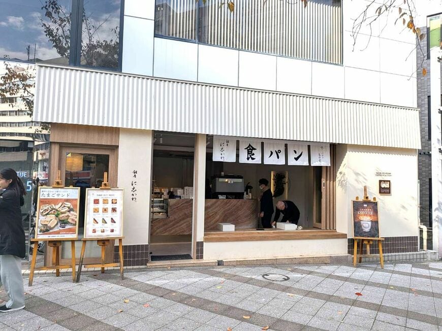 駅近なうえに人通りの多い交差点の角地。視認性は抜群（写真：筆者撮影）