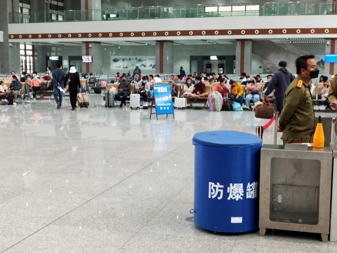 中国の駅と同じで、防爆缶がこれみよがしに置いてある