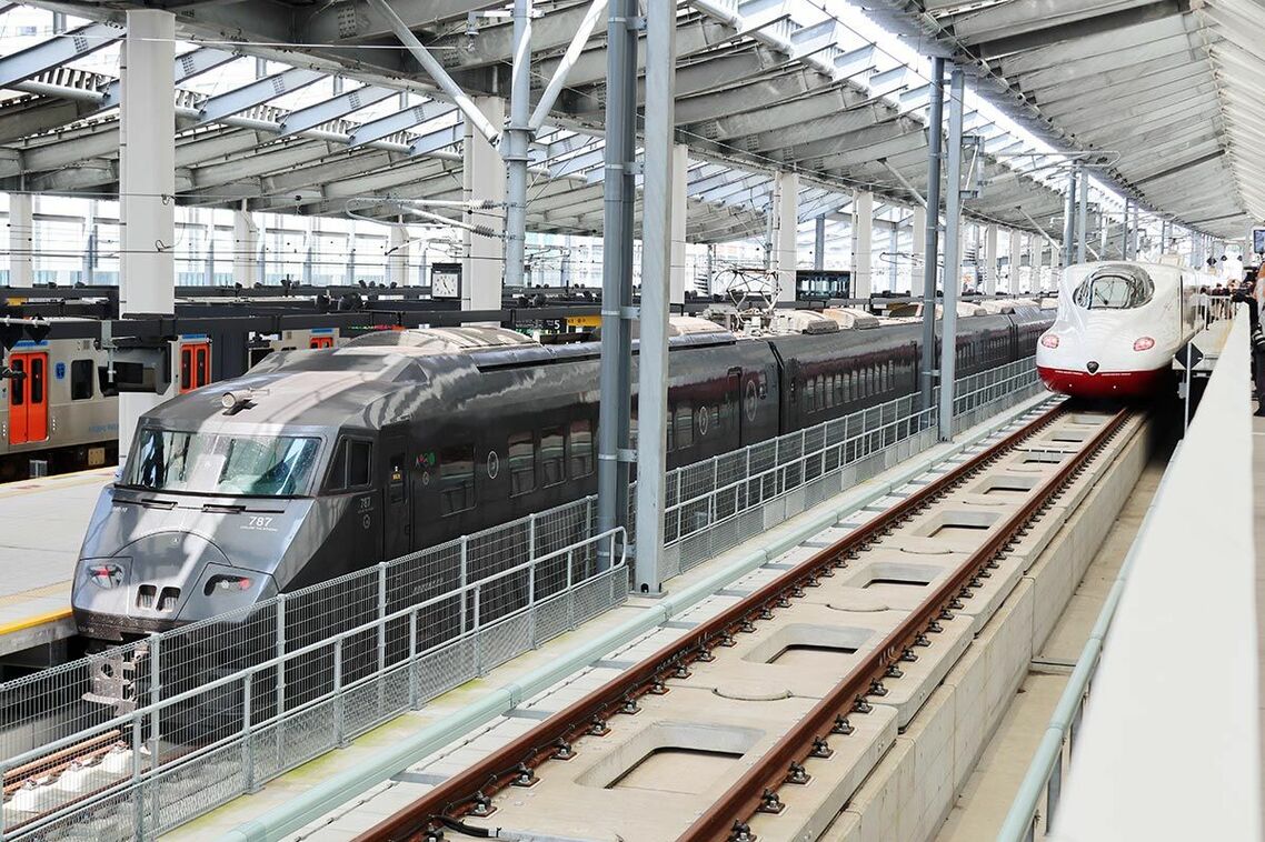 長崎駅に停車する新幹線「かもめ」の試乗列車と、その開業