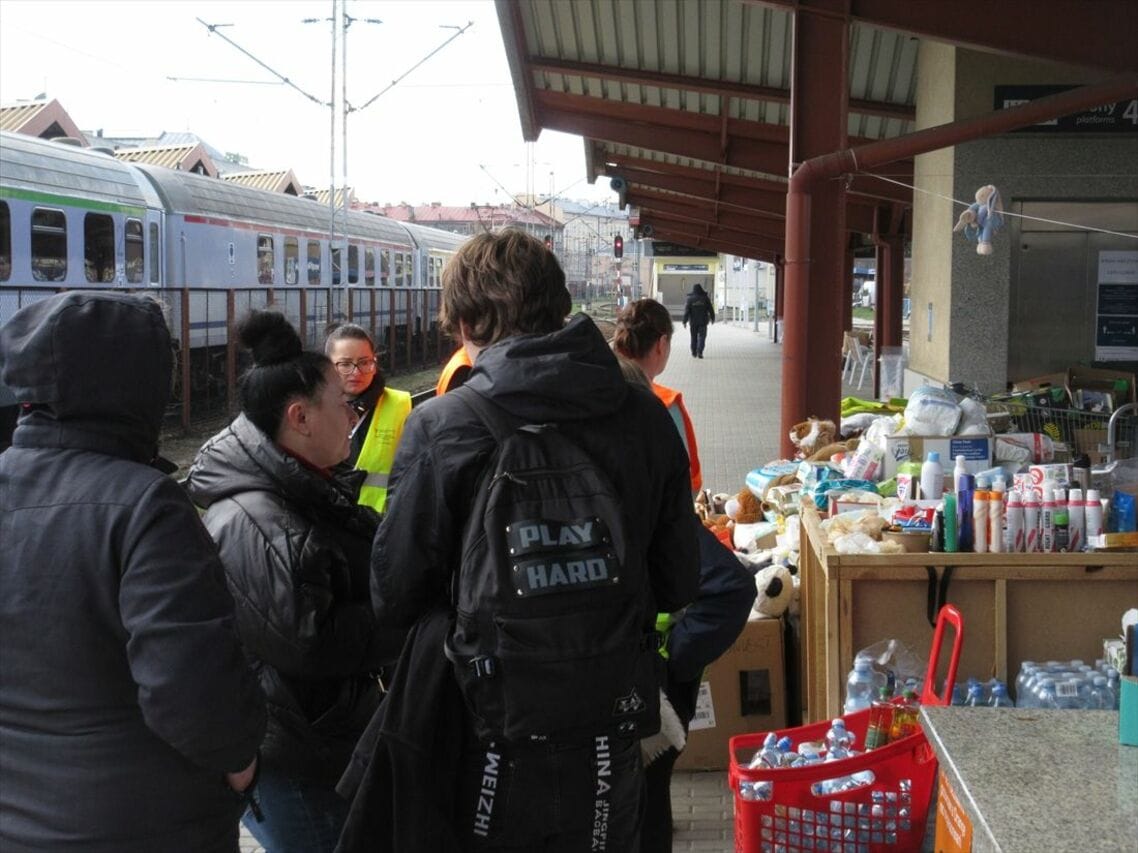 プシェミシル駅に到着した避難民たち