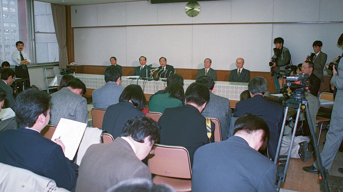 1997年11月北海道拓殖銀行の自主再建断念記者会見の様子